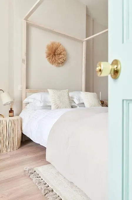 The Beach House Sleeps 20 & 4 Mins To The Beach Bournemouth 0*,  United Kingdom